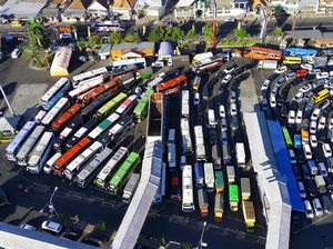 Libur Natal, Kendaraan Padati Pelabuhan Ketapang