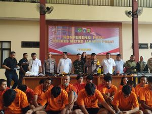 1 Polisi Terluka Saat Lerai Tawuran di Menteng, 12 Pelaku Ditangkap 1 Polisi Terluka Saat Lerai Tawuran di Menteng, 12 Pelaku Ditangkap