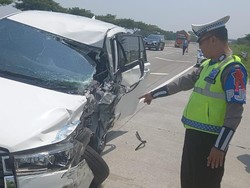 Pengendara Asal Surabaya Nabrak Truk Tronton Muat Garam di Tol Ngawi