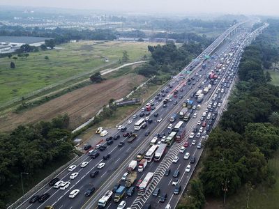 Libur Nataru, Tol Jakarta-Cikampek Dipadati Kendaraan