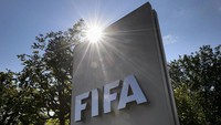 Pada bulan Januari 2020, FIFA telah menetapkan enam stadion untuk ajang Piala Dunia U-20 2021 di Indonesia. Namun apes buat Indonesia, Piala Dunia U-20 2021 harus ditunda akibat pandemi COVID-19. FIFA memutuskannya pada 23 Desember untuk menggeser ajang tersebut pada tahun 2023. (AFP via Getty Images/Fabrice Coffrini).