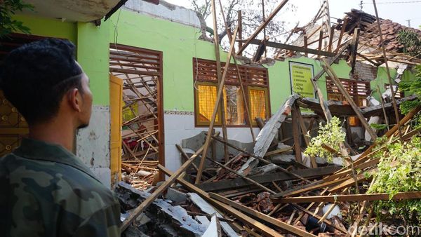 Potret SDN di Mojokerto Ambruk Usai Diterjang Hujan Deras
