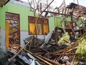 Potret SDN di Mojokerto Ambruk Usai Diterjang Hujan Deras Potret SDN di Mojokerto Ambruk Usai Diterjang Hujan Deras
