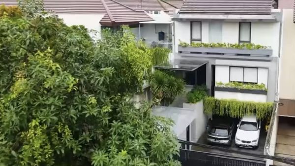 Lihat Isi Rumah Aura Kasih, Kolam Renang Air Garam-Deretan Koleksi Tas Branded