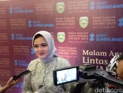 Momen Hari Ibu, Nirmala Dewi Raih Penghargaan Lintas Politika Awards 2023