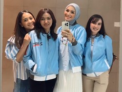 Selvi Ananda Berjaket Biru Dukung Gibran di Debat Cawapres, Selfie Bareng Artis