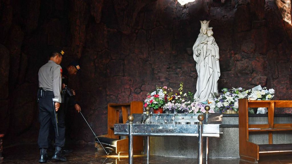 Jelang Natal, Polisi Sterilisasi Gereja di Madiun Jelang Natal, Polisi Sterilisasi Gereja di Madiun