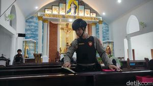Polisi Strerilisasi Gereja di Malang Menjelang Natal 2023
