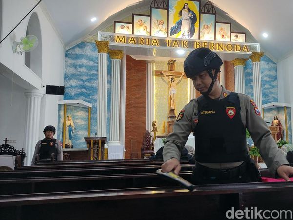 Polisi Strerilisasi Gereja di Malang Menjelang Natal 2023