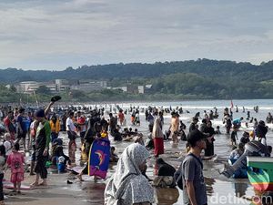 Libur Nataru, Wisatawan Serbu Pantai Pangandaran