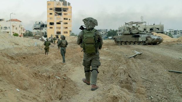 Tentara Israel memasuki Jalur Gaza di tengah konflik yang sedang berlangsung antara Israel dan kelompok Islam Palestina Hamas pada 22 Desember 2023. (via REUTERS/ISRAEL DEFENSE FORCES)