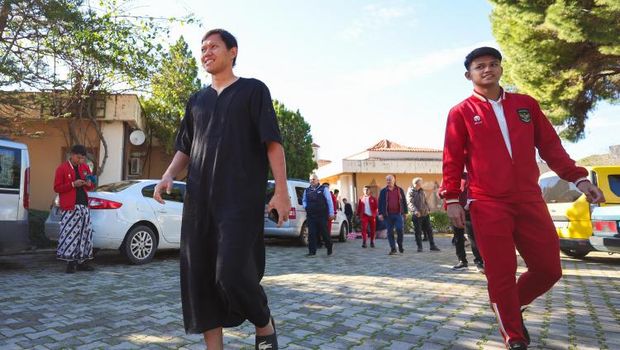 Penggawa Timnas Indonesia melaksanakan salat Jumat di depan teras gereja di kompleks Garden of Tolerance, Belek, Antalya, Turki, Jumat (22/12). (Dok. PSSI)