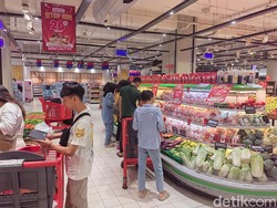 Transmart Full Day Sale! Pengunjung Incar Sayur-Buah Segar