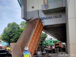 Bak Truk Tiba-tiba Terangkat ke Atas, Hantam Bangunan LRT Palembang