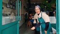 Foto: Kafe yang Dilayani Oma-oma di Blok M, Pelepas Rindu kepada Nenek