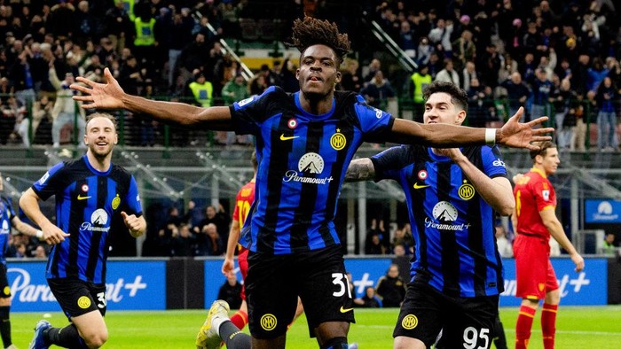 Yann Bisseck is celebrating after scoring a goal during the Serie A football match between FC Internazionale and US Lecce at Giuseppe Meazza Stadium in San Siro, Milan, Italy, on December 23, 2023. (Photo by Mairo Cinquetti/NurPhoto via Getty Images)