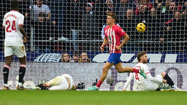 MADRID, SPAIN - DECEMBER 23: Marcos Llorente of Atletico de Madrid celebrates after scoring his teams first goal during the LaLiga EA Sports match between Atletico Madrid and Sevilla FC at Civitas Metropolitano Stadium on December 23, 2023 in Madrid, Spain. (Photo by Diego Souto/Getty Images)