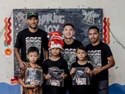 Kebahagiaan PSS Sleman Rayakan Natal Bareng Murid-murid SD