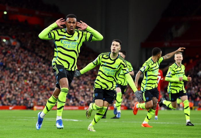 Soccer Football - Premier League - Liverpool v Arsenal - Anfield, Liverpool, Britain - December 23, 2023  Arsenals Gabriel celebrates scoring their first goal with teammates REUTERS/Carl Recine NO USE WITH UNAUTHORIZED AUDIO, VIDEO, DATA, FIXTURE LISTS, CLUB/LEAGUE LOGOS OR LIVE SERVICES. ONLINE IN-MATCH USE LIMITED TO 45 IMAGES, NO VIDEO EMULATION. NO USE IN BETTING, GAMES OR SINGLE CLUB/LEAGUE/PLAYER PUBLICATIONS.