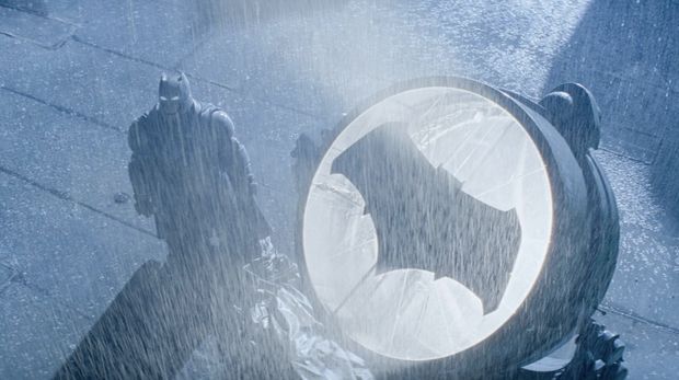 Batman v Superman: Dawn of Justice Batman v Superman: Dawn of Justice (2016) mengisahkan ketika Batman dan Superman berselisih hingga keduanya saling bertempur satu sama lain. Film ini jadi kelanjutan dari Man of Steel (2013).