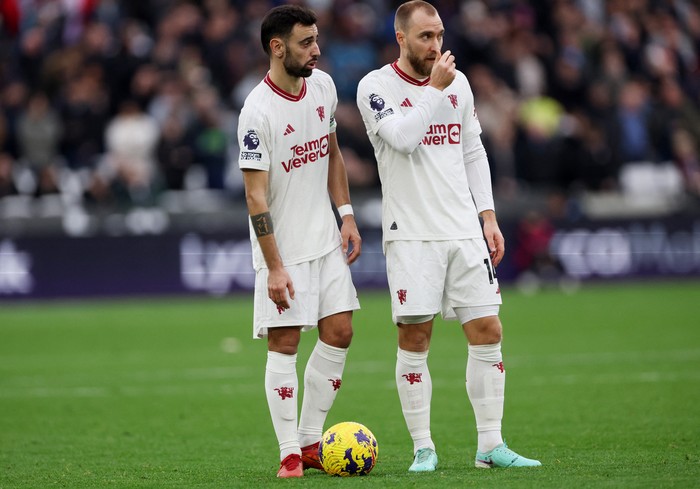 Soccer Football - Premier League - West Ham United v Manchester United - London Stadium, London, Britain - December 23, 2023  Manchester Uniteds Bruno Fernandes and Christian Eriksen prepare to take a free kick REUTERS/Hannah Mckay NO USE WITH UNAUTHORIZED AUDIO, VIDEO, DATA, FIXTURE LISTS, CLUB/LEAGUE LOGOS OR LIVE SERVICES. ONLINE IN-MATCH USE LIMITED TO 45 IMAGES, NO VIDEO EMULATION. NO USE IN BETTING, GAMES OR SINGLE CLUB/LEAGUE/PLAYER PUBLICATIONS.