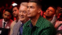 Sebelum partai utama, Frank Warren yang merupakan promoor kondang asal Inggris tampak bercengkerama dengan Ronaldo. Foto: REUTERS/AHMED YOSRI