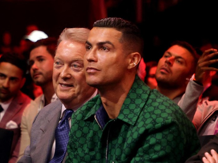 Boxing - Anthony Joshua v Otto Wallin - Kingdom Arena, Riyadh, Saudi Arabia - December 23, 2023 Frank Warren and Cristiano Ronaldo are seen in the stands before the fight REUTERS/Ahmed Yosri