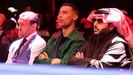 Gaya Cristiano Ronaldo Nonton Tinju, di Sampingnya Ada Conor McGregor