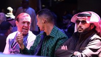 Kedua legenda dari cabang olahraga berbeda itu tampak asyik berbicara. Kira-kira Cristiano Ronaldo dan Conor McGregor ngobrolin apa ya? Foto: REUTERS/AHMED YOSRI