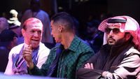 Gaya Cristiano Ronaldo Nonton Tinju, di Sampingnya Ada Conor McGregor