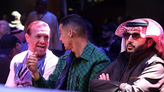 Cristiano Ronaldo Nonton Tinju Boxing - Anthony Joshua v Otto Wallin - Kingdom Arena, Riyadh, Saudi Arabia - December 23, 2023 Conor McGregor, Cristiano Ronaldo and Turki Alalshikh are seen in the stands before the fight REUTERS/Ahmed Yosri