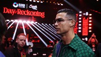 Cristiano Ronaldo menyaksikan Day of Reckoning, ajang tinju akbar yang digelar akhir pekan ini.  Foto: REUTERS/AHMED YOSRI