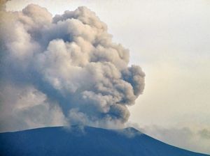 Erupsi Lagi, Gunung Marapi Keluarkan Abu Setinggi 1,5 Kilometer Erupsi Lagi, Gunung Marapi Keluarkan Abu Setinggi 1,5 Kilometer