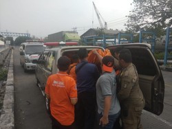 Truk Muat CPO Tabrak Pembatas Jalan di Perak, Sopir Diduga Serangan Jantung