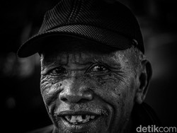 Keren, Pria Ini Bersedekah kepada Kaum Marginal Lewat Foto