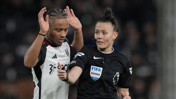 Potret Aksi Wasit Wanita Pertama dalam Momen Bersejarah Liga Inggris