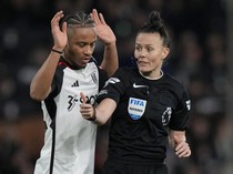Potret Aksi Wasit Wanita Pertama dalam Momen Bersejarah Liga Inggris
