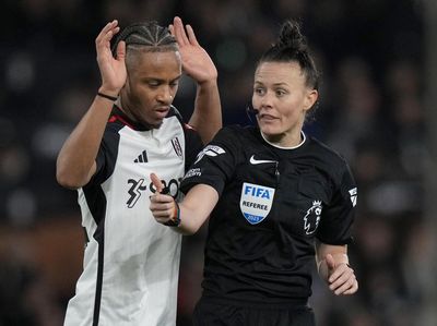Potret Aksi Wasit Wanita Pertama dalam Momen Bersejarah Liga Inggris