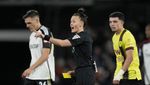 Potret Aksi Wasit Wanita Pertama dalam Momen Bersejarah Liga Inggris