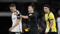 Di partai pertamanya memimpin laga Premier League Liga Inggris (putra), Welch mengeluarkan tiga kartu kuning. Dua untuk tuan rumah Fulham dan satu buat Burnley, yang juga memenangi laga ini dengan skor 2-0. Foto: AP/Alastair Grant