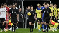 Publik Craven Cottage, venue laga Fulham vs Burnley, mengiringi Welch masuk lapangan dengan tepuk tangan. Foto: AP/Alastair Grant