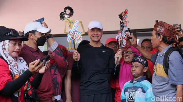 Ganjar Resmikan Posko Pemenangan di Pasar Kliwon