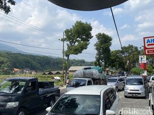 Antrean Kendaraan Mengular 4 KM di Jalur Menuju Wisata Telaga Sarangan