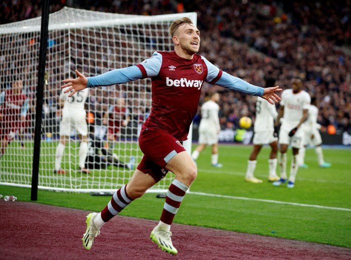 Jarrod Bowen Soccer Football - Premier League - West Ham United v Manchester United - London Stadium, London, Britain - December 23, 2023 West Ham United's Jarrod Bowen celebrates scoring their first goal Action Images via Reuters/John Sibley NO USE WITH UNAUTHORIZED AUDIO, VIDEO, DATA, FIXTURE LISTS, CLUB/LEAGUE LOGOS OR 'LIVE' SERVICES. ONLINE IN-MATCH USE LIMITED TO 45 IMAGES, NO VIDEO EMULATION. NO USE IN BETTING, GAMES OR SINGLE CLUB/LEAGUE/PLAYER PUBLICATIONS. TPX IMAGES OF THE DAY