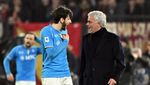 Momen Panas Roma Vs Napoli: Mourinho sampai Adu Kepala sama Khvicha