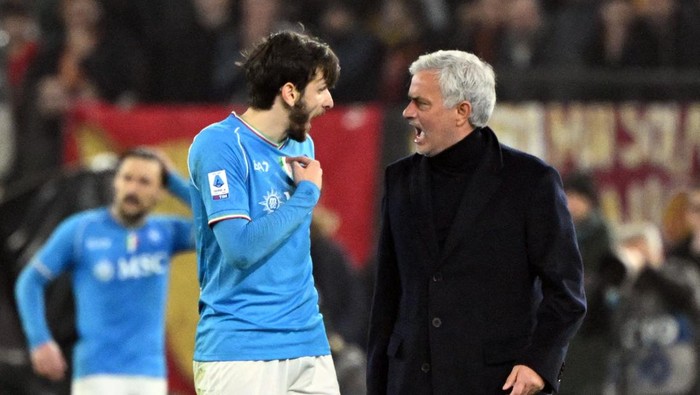 Jose mourinho, khvicha kvaratskhelia Soccer Football - Serie A - AS Roma v Napoli - Stadio Olimpico, Rome, Italy - December 23, 2023 Napoli's Khvicha Kvaratskhelia with AS Roma coach Jose Mourinho during the match REUTERS/Alberto Lingria