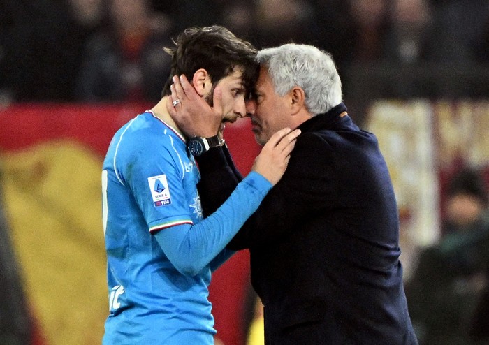 Soccer Football - Serie A - AS Roma v Napoli - Stadio Olimpico, Rome, Italy - December 23, 2023 Napolis Khvicha Kvaratskhelia with AS Roma coach Jose Mourinho during the match REUTERS/Alberto Lingria