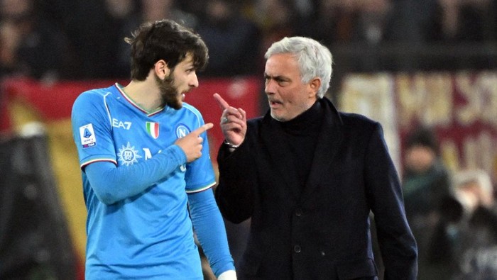 Jose mourinho, khvicha kvaratskhelia Soccer Football - Serie A - AS Roma v Napoli - Stadio Olimpico, Rome, Italy - December 23, 2023 Napoli's Khvicha Kvaratskhelia with AS Roma coach Jose Mourinho during the match REUTERS/Alberto Lingria