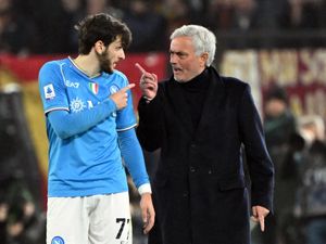 Momen Panas Roma Vs Napoli: Mourinho sampai Adu Kepala sama Khvicha