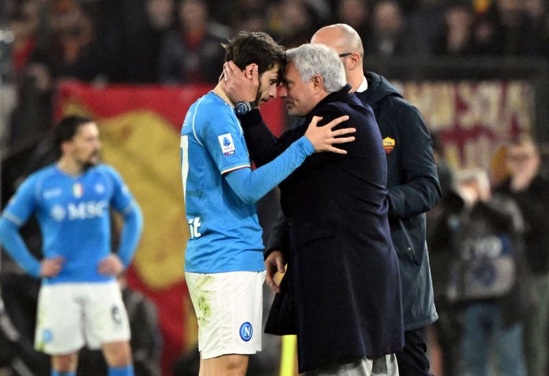 Soccer Football - Serie A - AS Roma v Napoli - Stadio Olimpico, Rome, Italy - December 23, 2023 Napoli's Khvicha Kvaratskhelia with AS Roma coach Jose Mourinho during the match REUTERS/Alberto Lingria